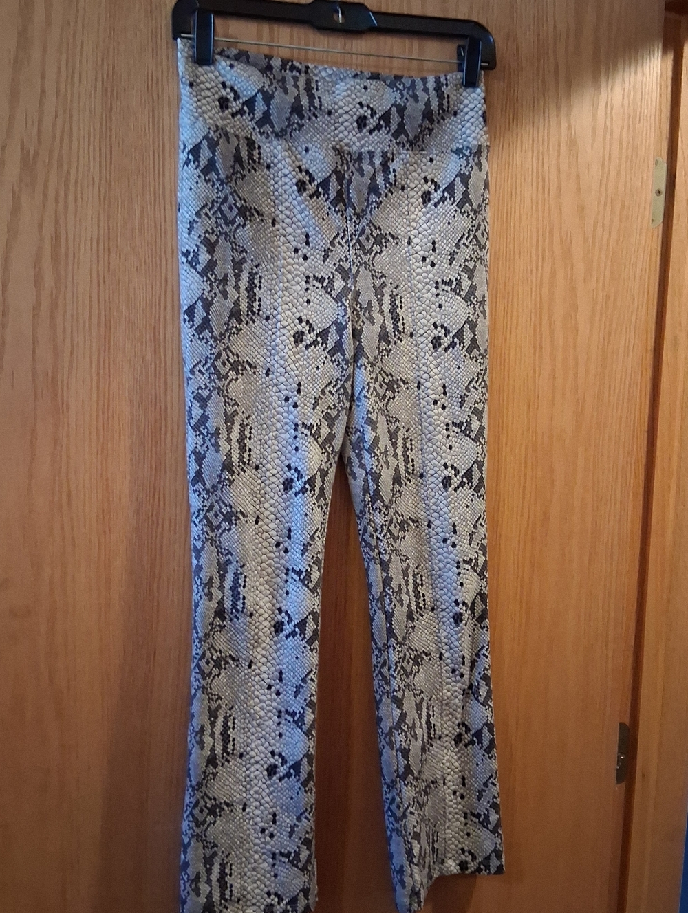 David Lerner New York leggings in a grey/black/white snakeskin print, stretch